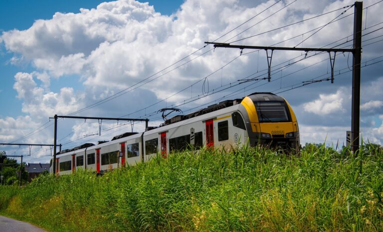 train-7110741_1280